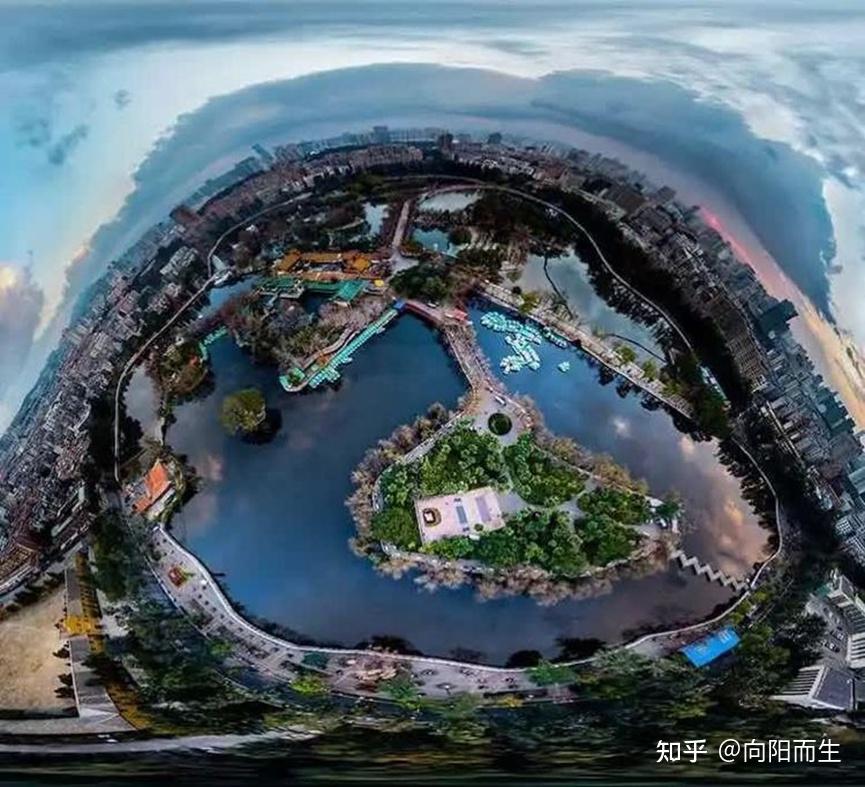 Green Lake Park in Kunming city center