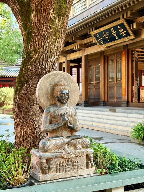 Lingyin Temple — one of China's largest Buddhist temples